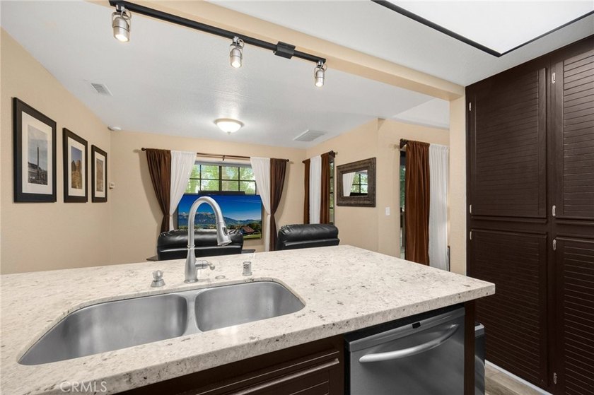 917 Sq Ft, 1 Bedroom + Loft/Flex space is fully remodeled - photo 18