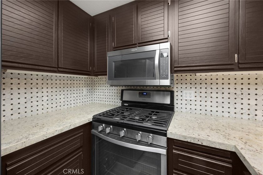917 Sq Ft, 1 Bedroom + Loft/Flex space is fully remodeled - photo 19