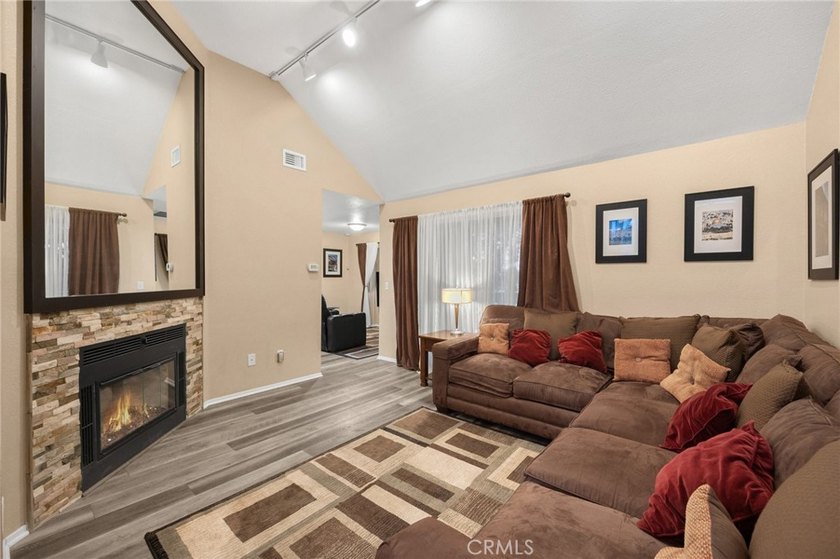 917 Sq Ft, 1 Bedroom + Loft/Flex space is fully remodeled - photo 21