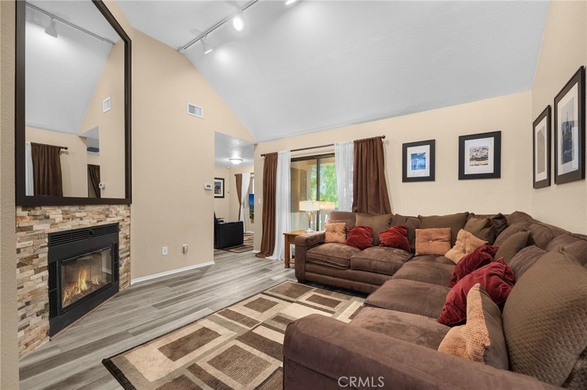 917 Sq Ft, 1 Bedroom + Loft/Flex space is fully remodeled - photo 32