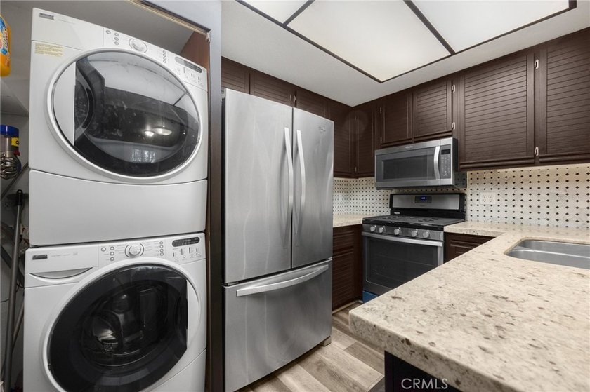 917 Sq Ft, 1 Bedroom + Loft/Flex space is fully remodeled - photo 33