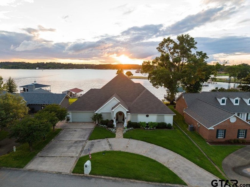 Remodeled and unique home on Lake Palestine in very special - photo 3