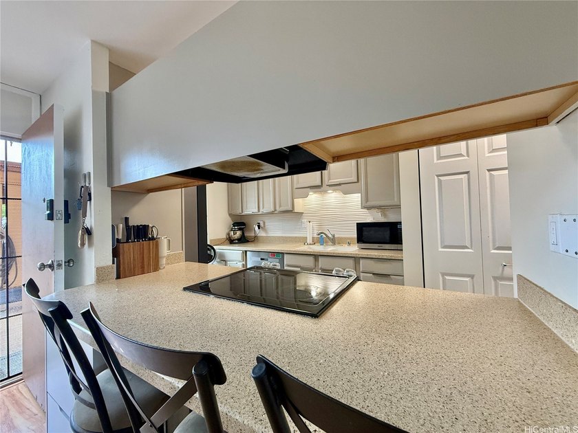 Welcome home to Kaholo Hale! This spacious 3-bedroom, 2.5-bath - photo 3
