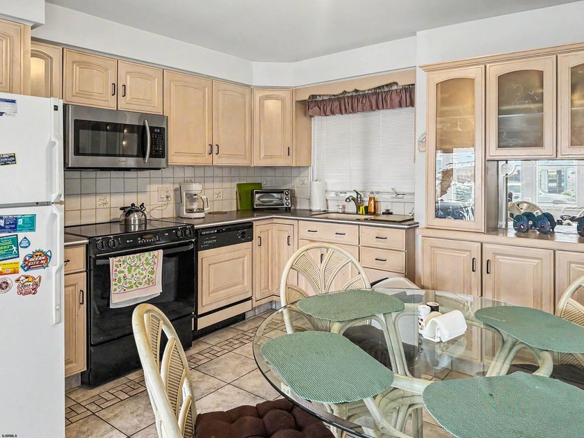 Location! Location! Location! This first floor 2 bedroom 1 bath - photo 3