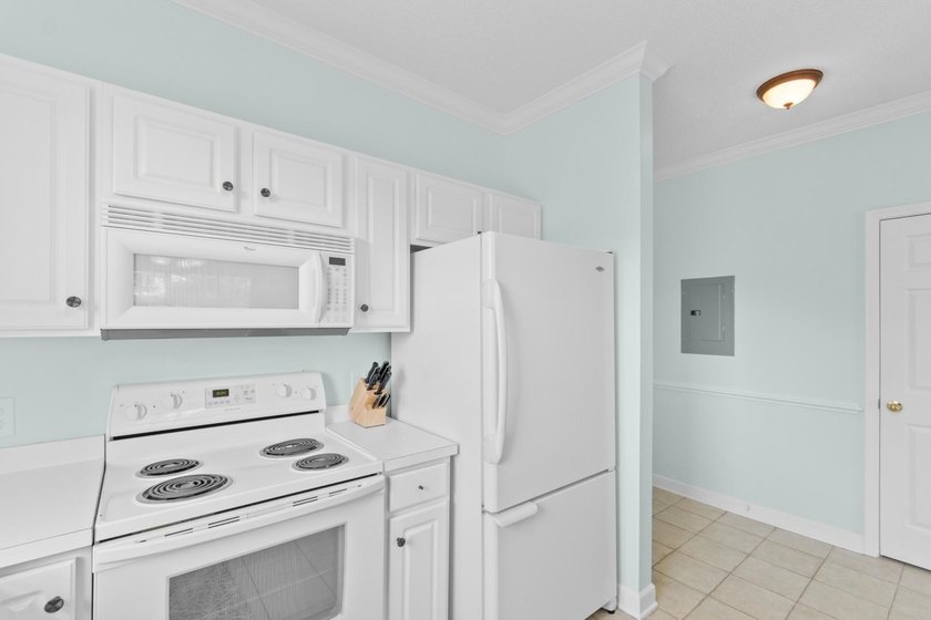 Perched on the top floor as a desirable end unit, this - photo 4