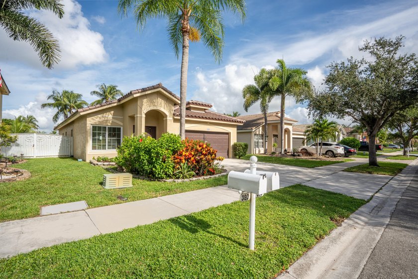DON'T DELAY, BUY TODAY! This upgraded 4-bedroom, 2.5-bathroom - photo 2