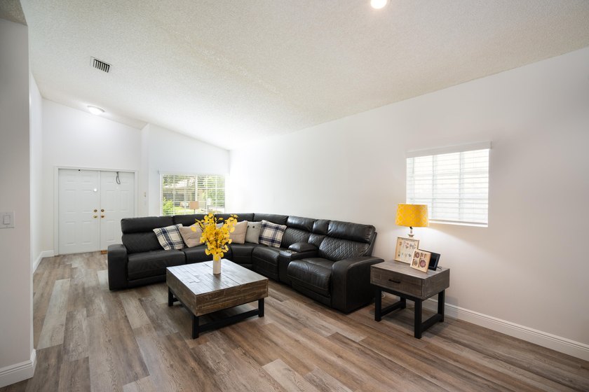 DON'T DELAY, BUY TODAY! This upgraded 4-bedroom, 2.5-bathroom - photo 7