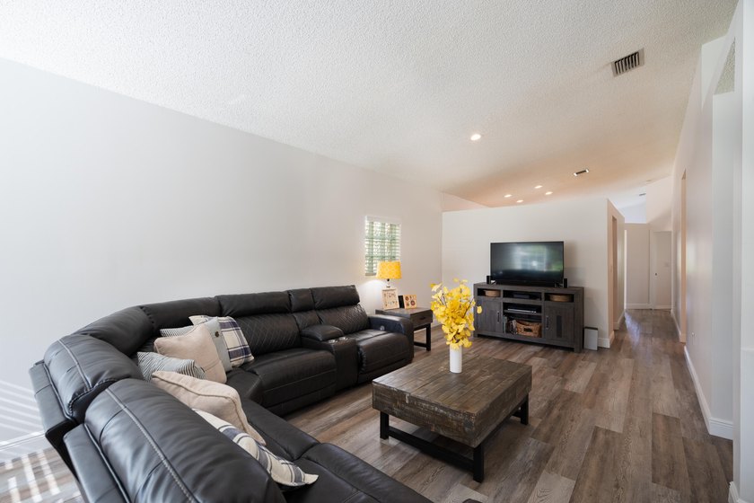 DON'T DELAY, BUY TODAY! This upgraded 4-bedroom, 2.5-bathroom - photo 9