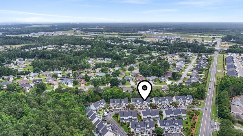 Welcome to this beautifully maintained 3-bedroom, 2.5-bath - photo 7