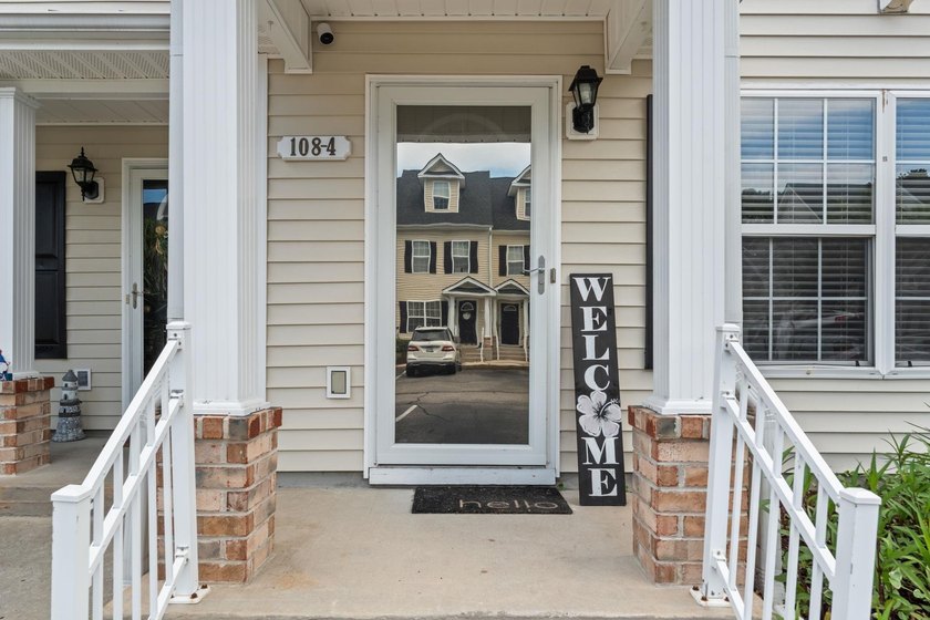 Welcome to this beautifully maintained 3-bedroom, 2.5-bath - photo 8