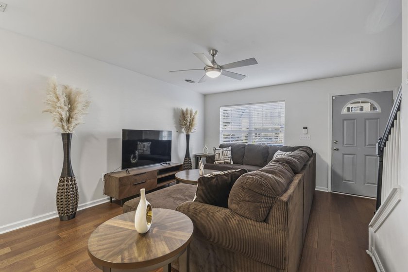 Welcome to this beautifully maintained 3-bedroom, 2.5-bath - photo 9