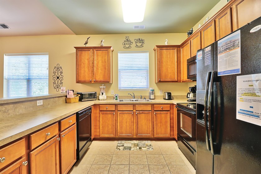TRANSFERABLE GOLF MEMBERSHIP!! The unit is a 3-bedroom, 2 bath - photo 3