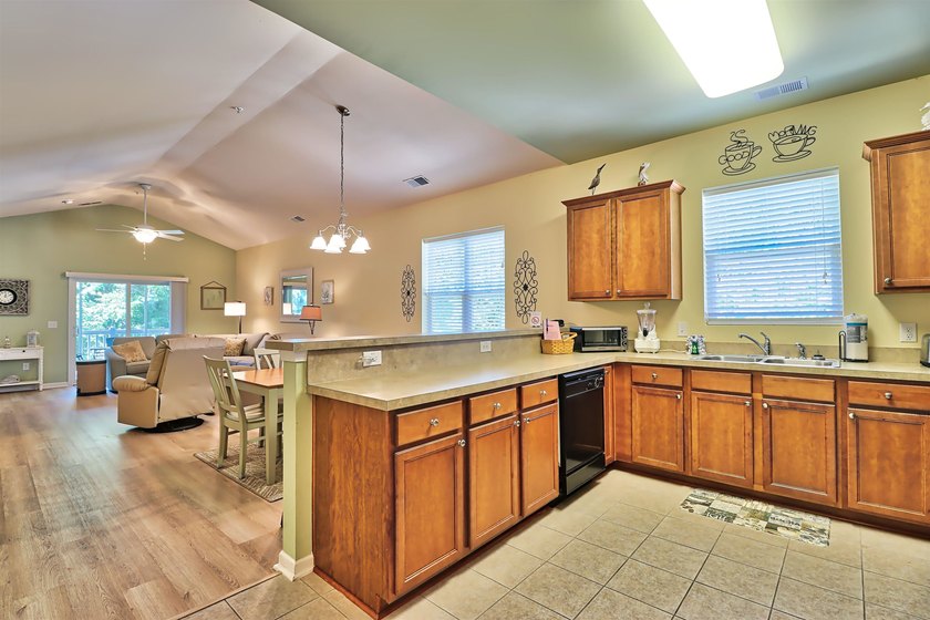 TRANSFERABLE GOLF MEMBERSHIP!! The unit is a 3-bedroom, 2 bath - photo 4