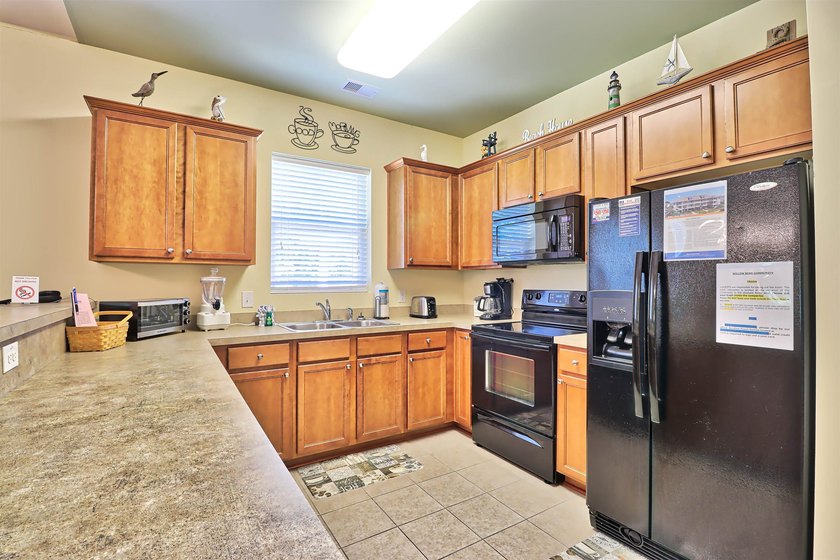 TRANSFERABLE GOLF MEMBERSHIP!! The unit is a 3-bedroom, 2 bath - photo 5