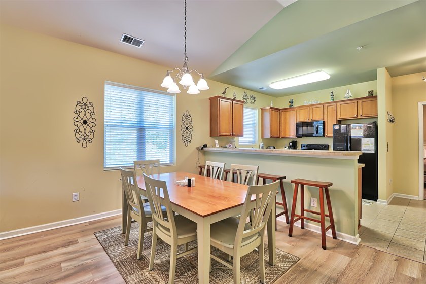 TRANSFERABLE GOLF MEMBERSHIP!! The unit is a 3-bedroom, 2 bath - photo 8