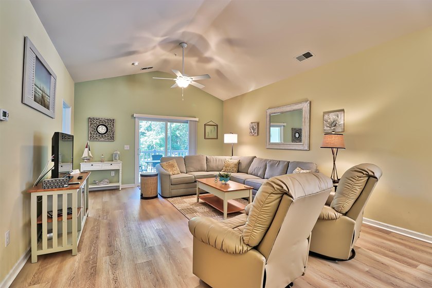 TRANSFERABLE GOLF MEMBERSHIP!! The unit is a 3-bedroom, 2 bath - photo 9