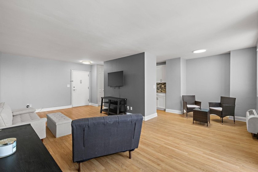 Welcome to the spacious One bedroom home in elevator, doorman - photo 3