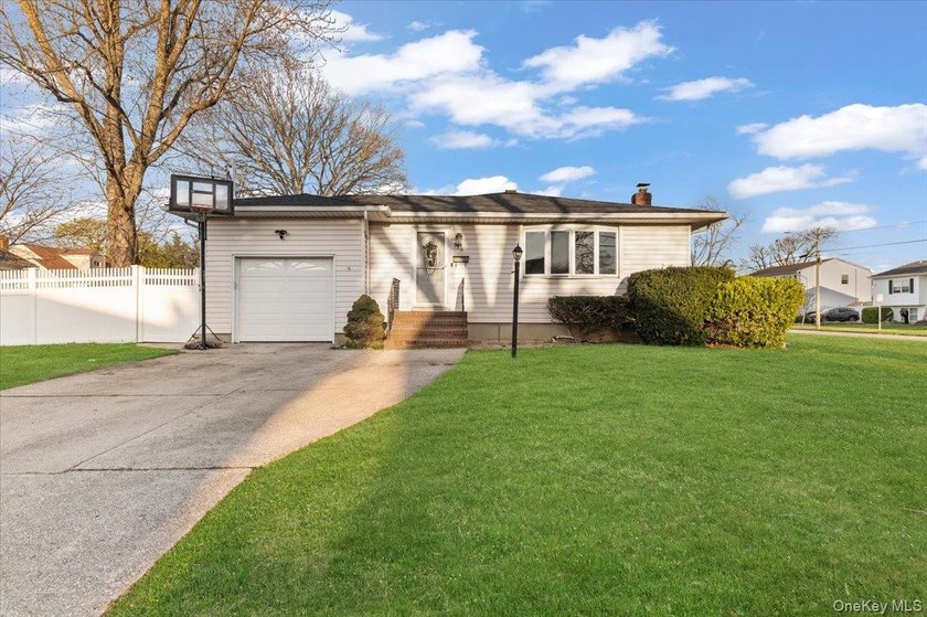 Welcome to your new home! This charming, move-in-ready - photo 2
