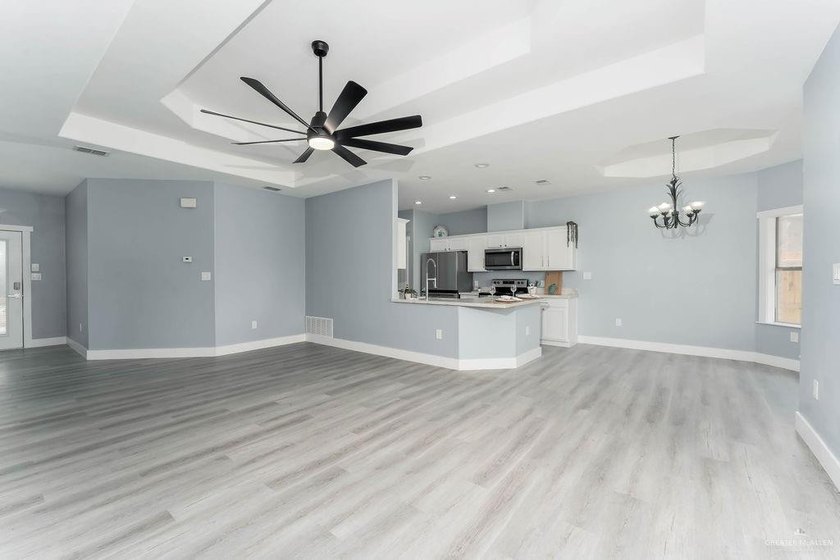Completely remodeled 3-bedroom, 2-bath home in a desirable golf - photo 4