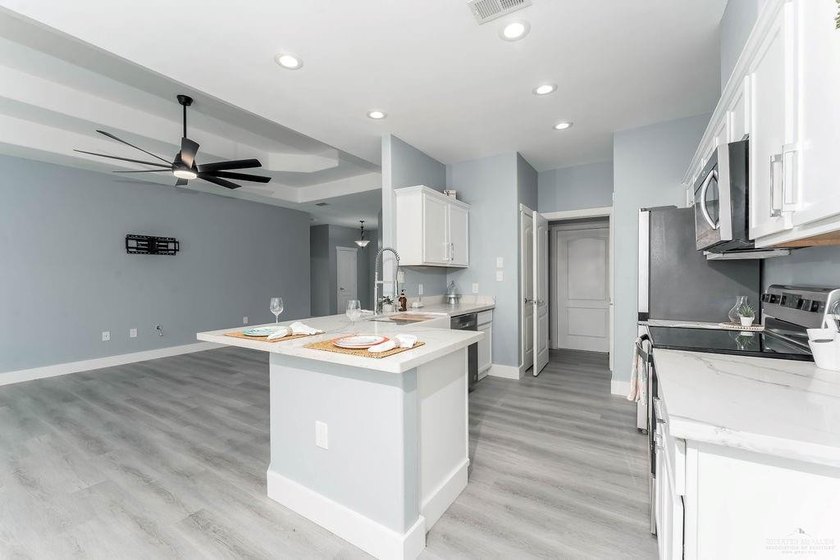 Completely remodeled 3-bedroom, 2-bath home in a desirable golf - photo 7