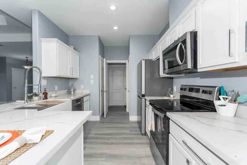 Completely remodeled 3-bedroom, 2-bath home in a desirable golf - photo 8