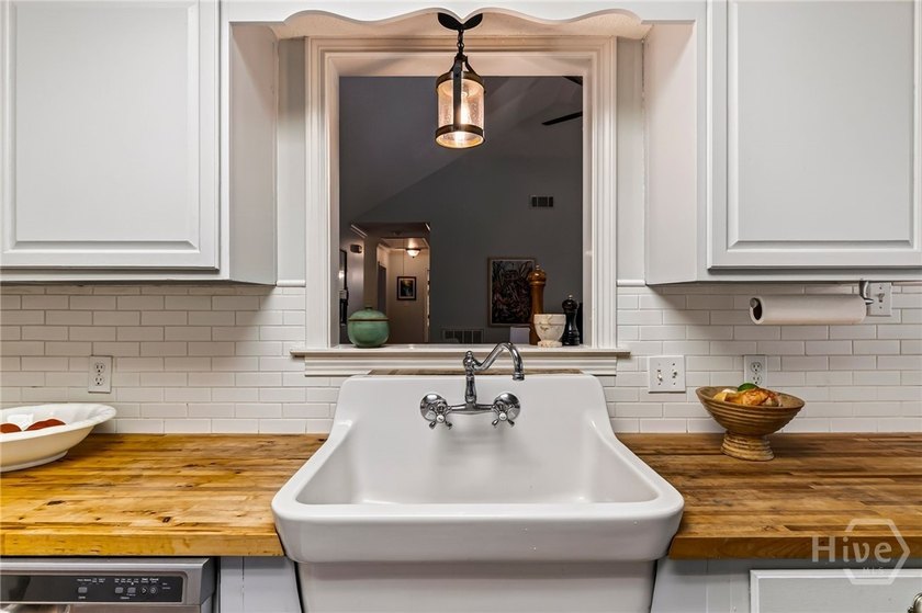Welcome home to this lovely 4-bedroom, 2-bath residence in the - photo 21