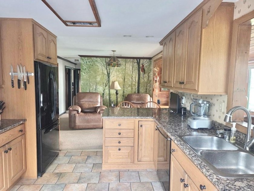 3 BEDROOM SPLIT LEVEL, UPDATED KITCHEN, LOTS OF STORAGE, AND - photo 7