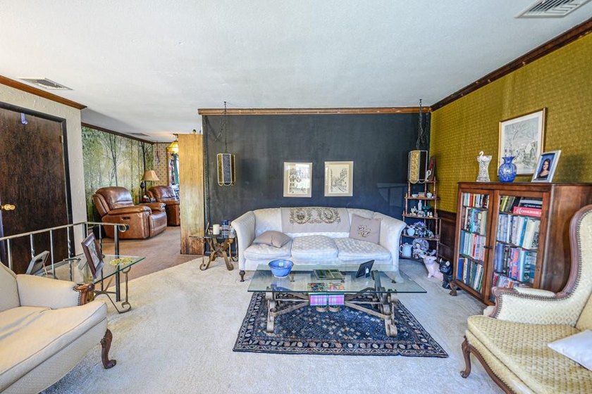3 BEDROOM SPLIT LEVEL, UPDATED KITCHEN, LOTS OF STORAGE, AND - photo 9
