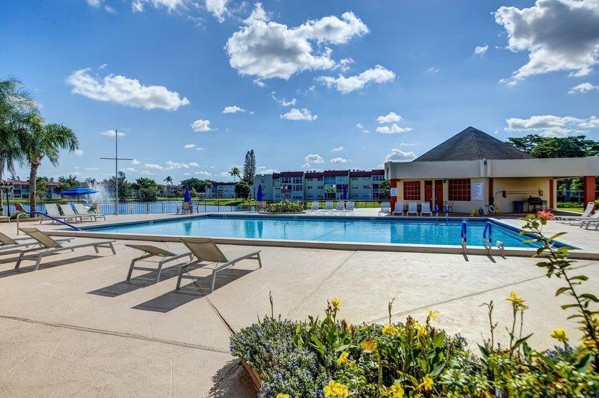BEAUTIFUL REMODELED UNIT LOCATED IN SUNRISE LAKES PHASE 3, WITH - photo 23