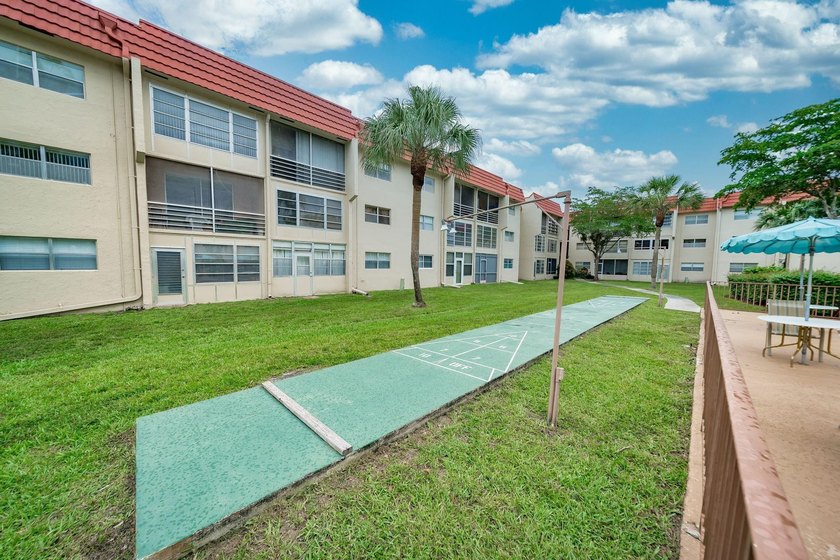 BEAUTIFUL REMODELED UNIT LOCATED IN SUNRISE LAKES PHASE 3, WITH - photo 39