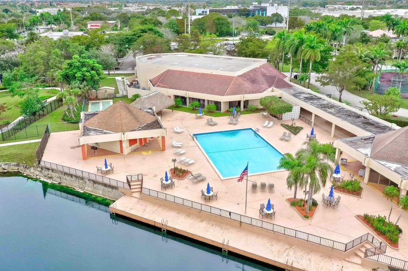 BEAUTIFUL REMODELED UNIT LOCATED IN SUNRISE LAKES PHASE 3, WITH - photo 41