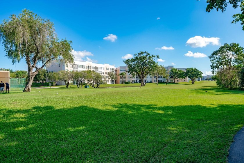 BEAUTIFUL REMODELED UNIT LOCATED IN SUNRISE LAKES PHASE 3, WITH - photo 42