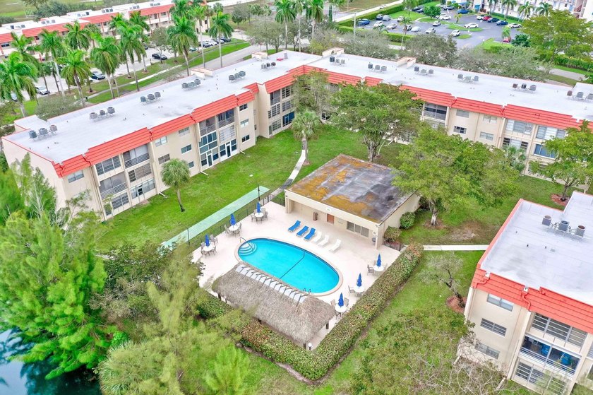 BEAUTIFUL REMODELED UNIT LOCATED IN SUNRISE LAKES PHASE 3, WITH - photo 45