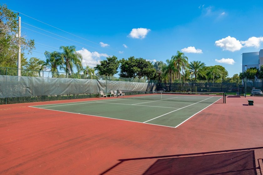 BEAUTIFUL REMODELED UNIT LOCATED IN SUNRISE LAKES PHASE 3, WITH - photo 46