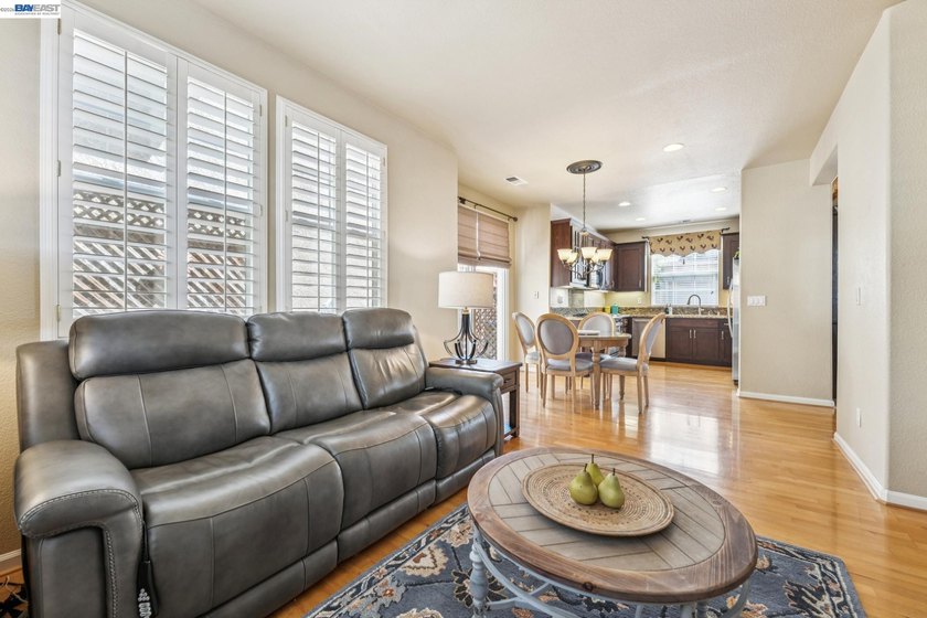 THIS IS THE ONE! UPGRADED THROUGHOUT - TOP RATED SCHOOLS. Modern - photo 22