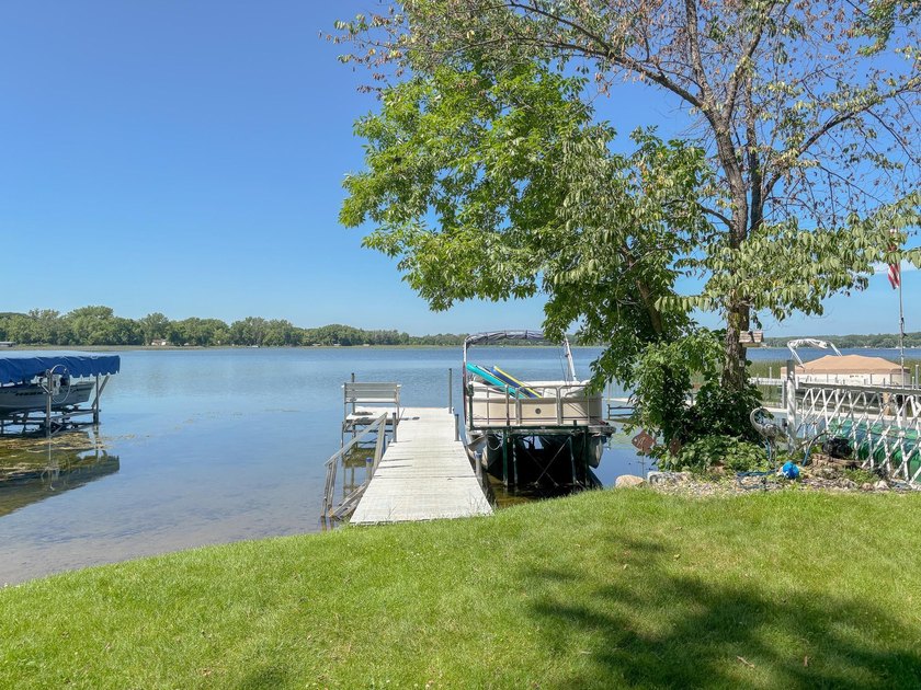 Escape to your own lakeside retreat with this charming 3-bedroom - photo 4