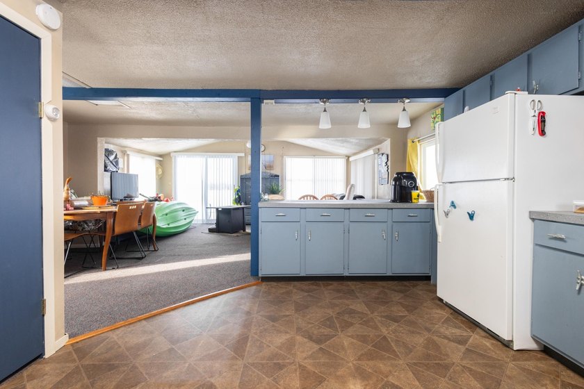 Escape to your own lakeside retreat with this charming 3-bedroom - photo 10