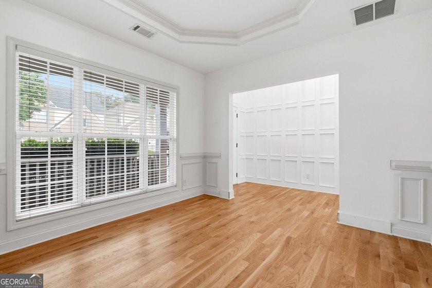 Welcome to this beautifully maintained 4-bedroom, 2.5-bath - photo 3