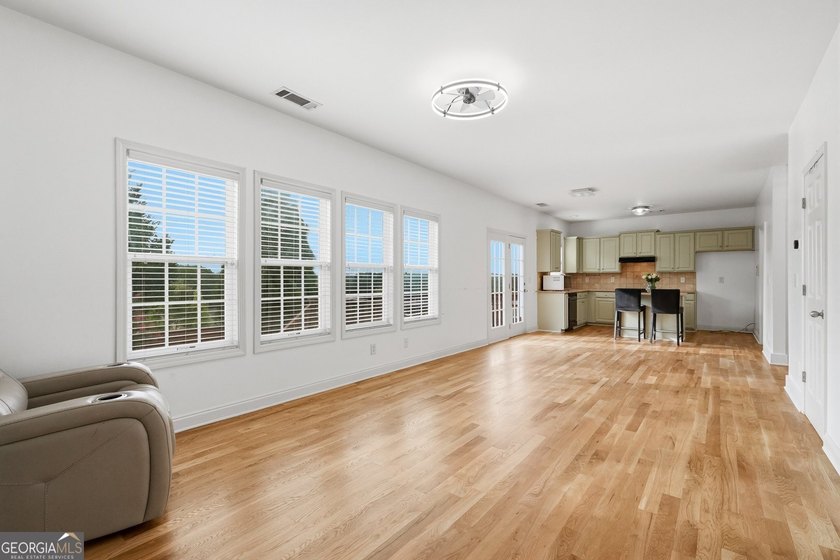 Welcome to this beautifully maintained 4-bedroom, 2.5-bath - photo 5
