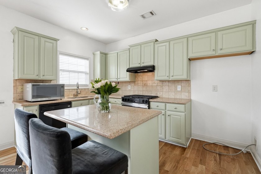 Welcome to this beautifully maintained 4-bedroom, 2.5-bath - photo 6