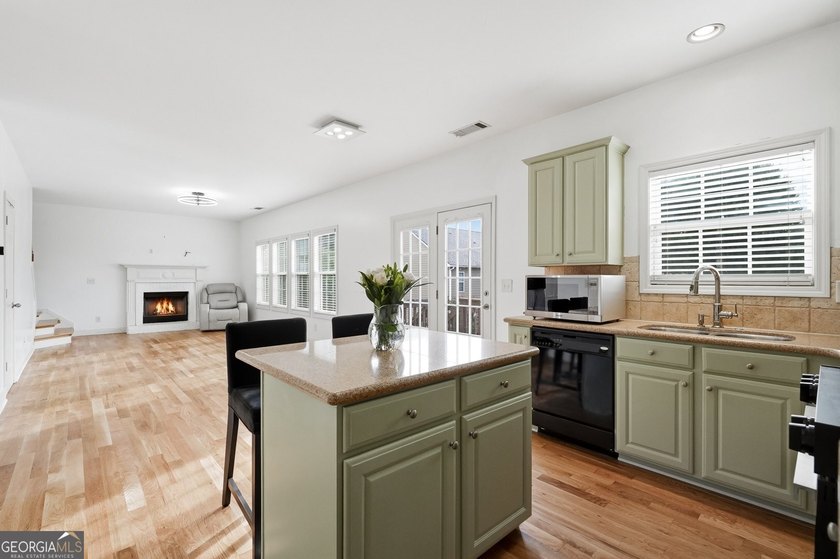 Welcome to this beautifully maintained 4-bedroom, 2.5-bath - photo 7