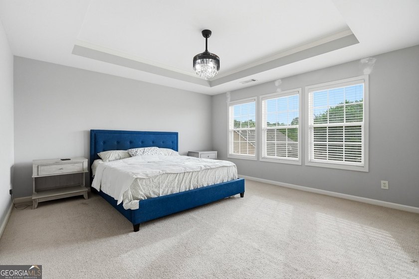 Welcome to this beautifully maintained 4-bedroom, 2.5-bath - photo 9