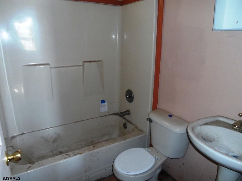 INVESTOR ALERT - SUPER LOW TAXES!! Bungalow Park single family - photo 8