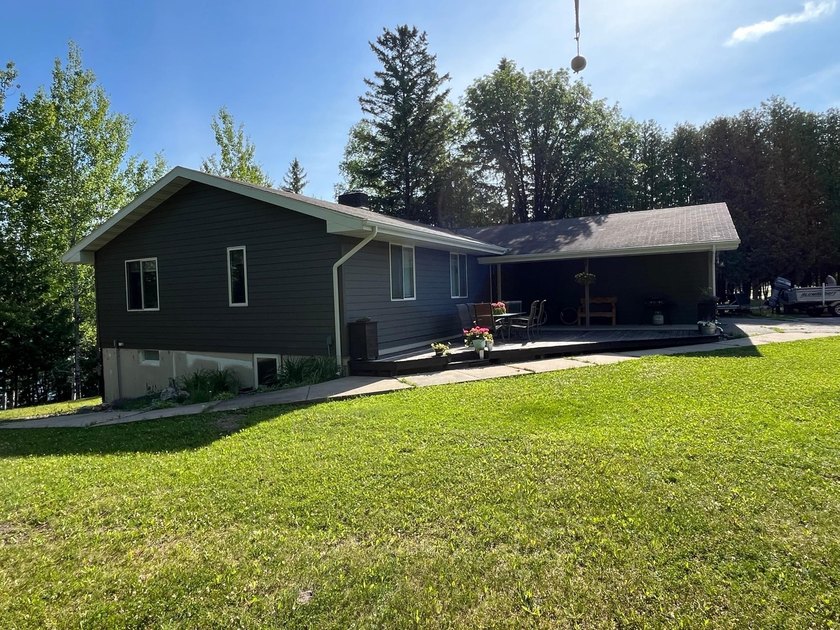 This spacious 5-bed, 3-bath walk-out home on Rainy River offers - photo 2