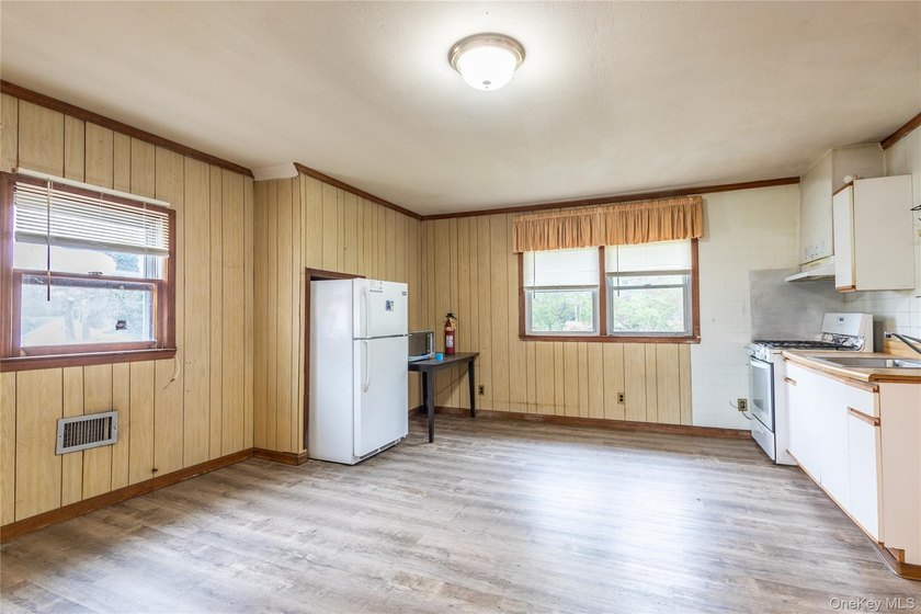 This expansive farm ranch style home features two separate - photo 14