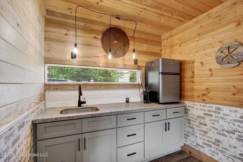 uTucked away on three beautifully landscaped lots, this - photo 27