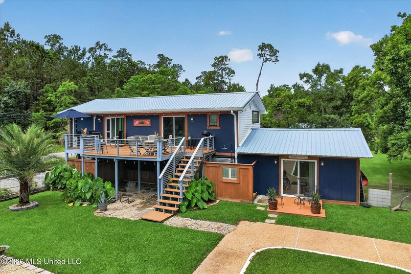 uTucked away on three beautifully landscaped lots, this - photo 28