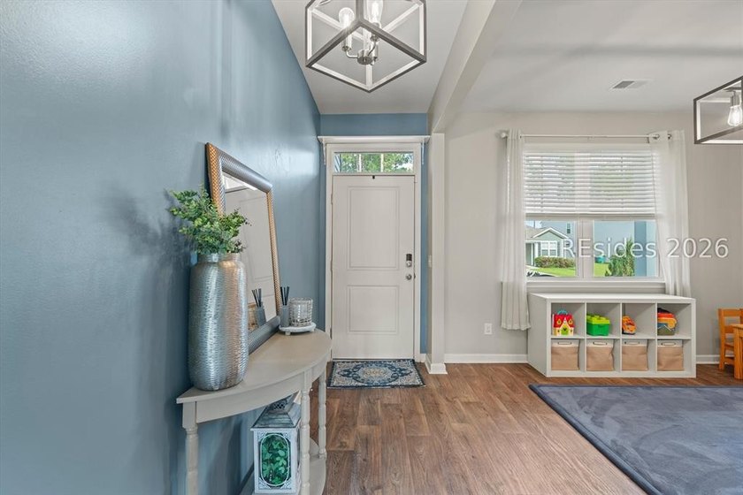 Welcome to 106 Cedar View Circle - a beautifully maintained 2021 - photo 4