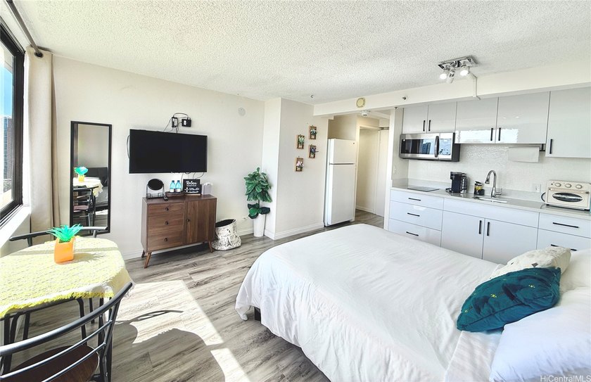 Stunning high floor one bedroom condo at Waikiki Hawaiian - photo 4