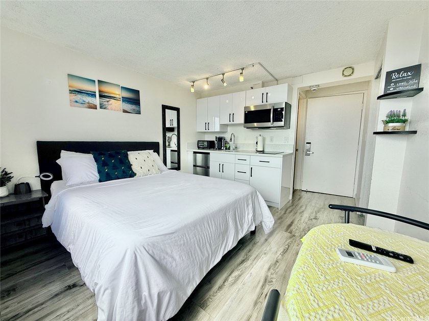 Stunning high floor one bedroom condo at Waikiki Hawaiian - photo 8